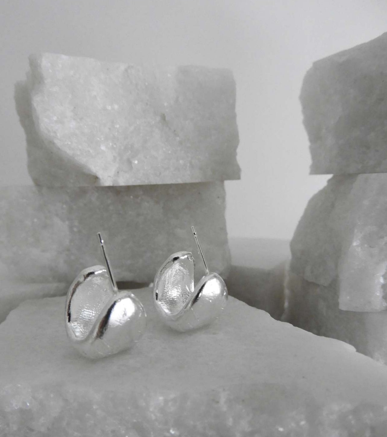TEXTURE MINI SILVER HOOPS BY INANIMA