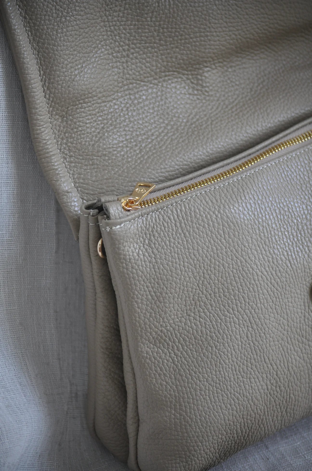 BONENDIS CLELIA LARGE LEATHER SHOULDER BAG TAUPE