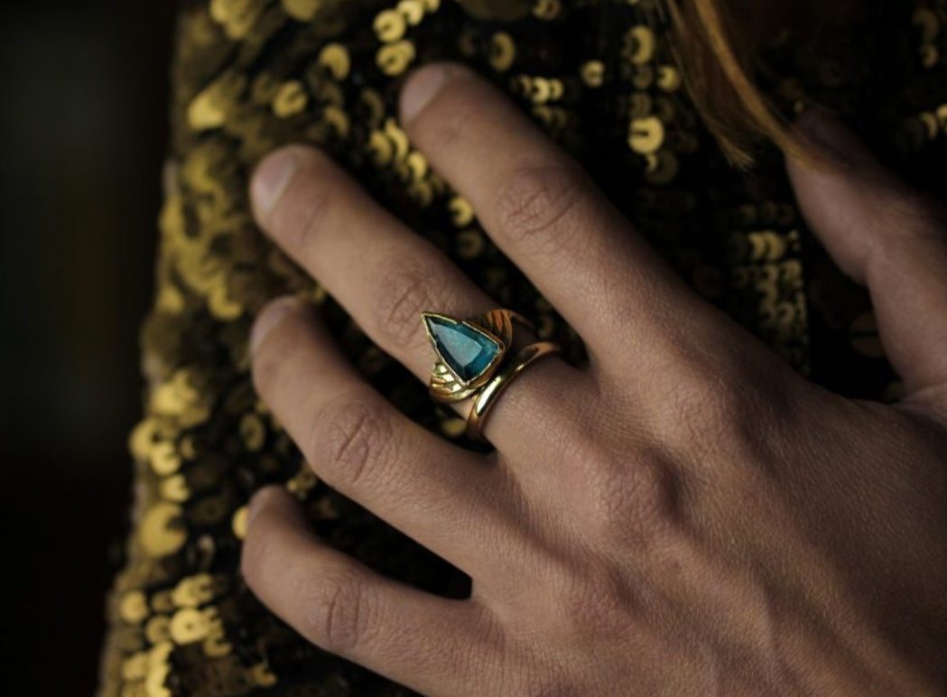 ARROW APATITE GOLD RING BRONZE BREAK A STONE