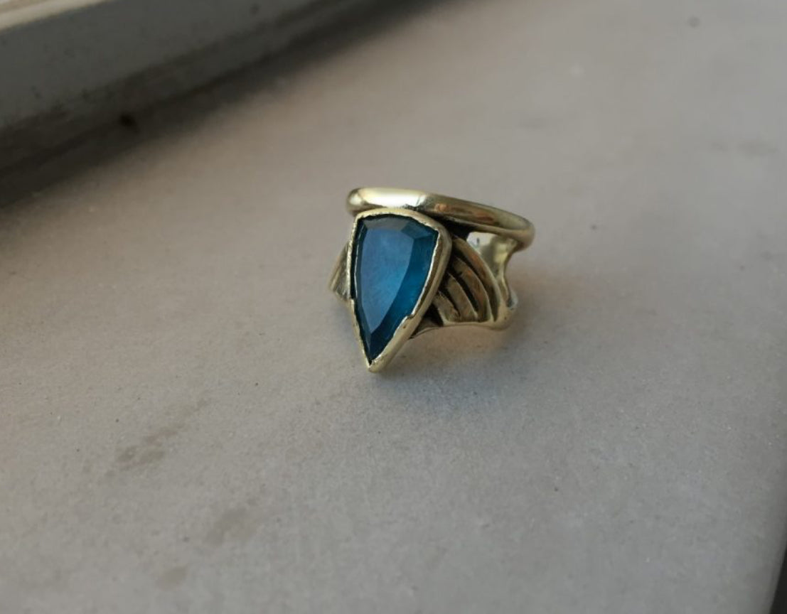 ARROW APATITE GOLD RING BRONZE BREAK A STONE